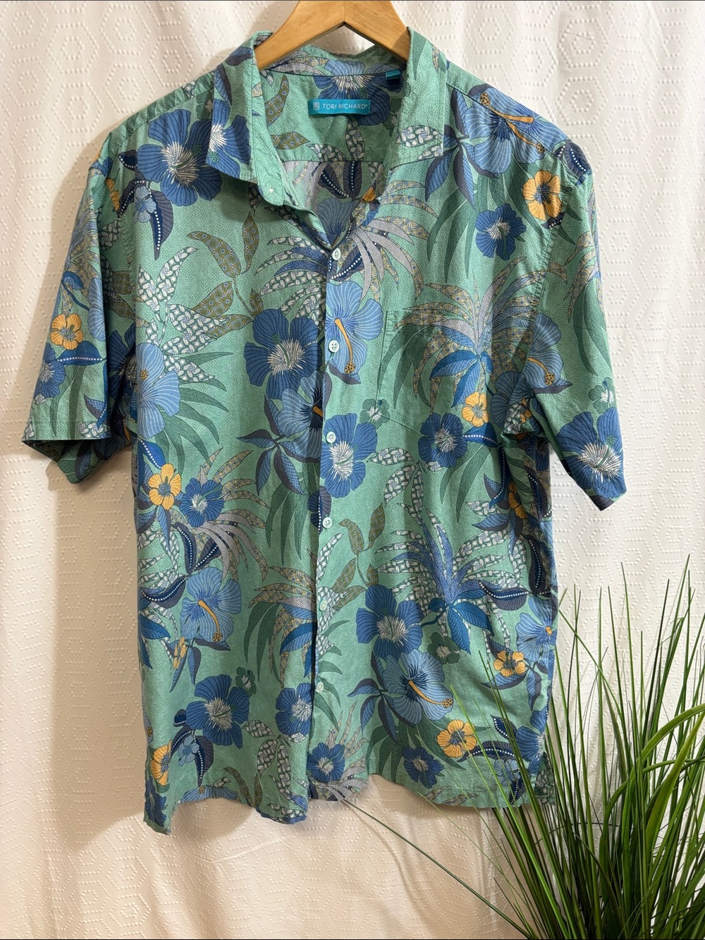 Tori Richard Hawaiian Shirt, Medium cotton lawn